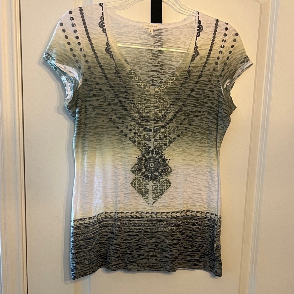 Maurices White Gray Pattern Short Sleeve Tee